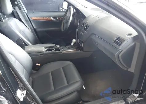 2009 Mercedes-Benz C 300 Luxury/Sport z USA, uszkodzony, nr VIN WDDGF54X89F225624